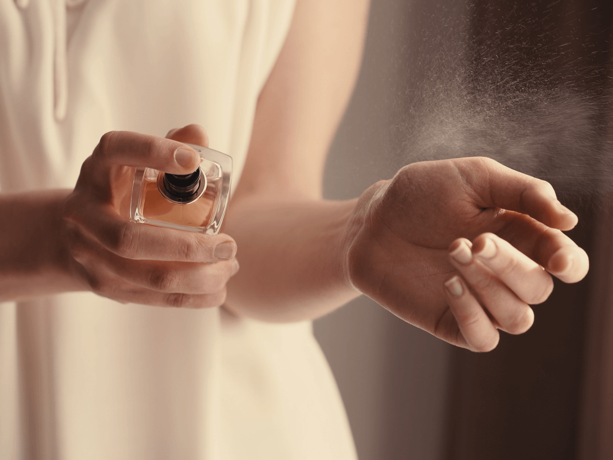 kobieta używająca najpiękniejszych perfum arabskich damskich